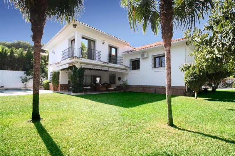 Detached Villa in Los Monteros — photo 1 of 10