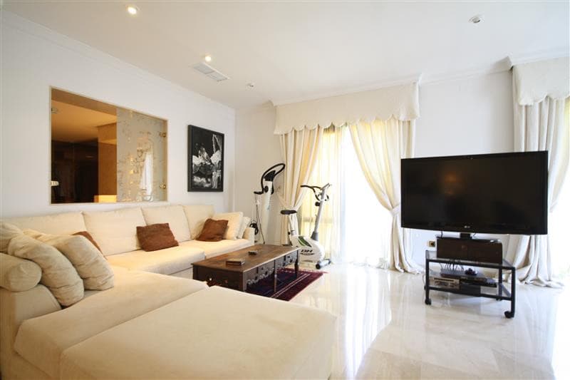 Detached Villa in Los Monteros — photo 3 of 10