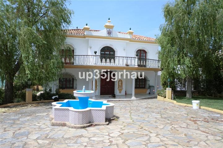 Detached Villa in Estepona — photo 1 of 10