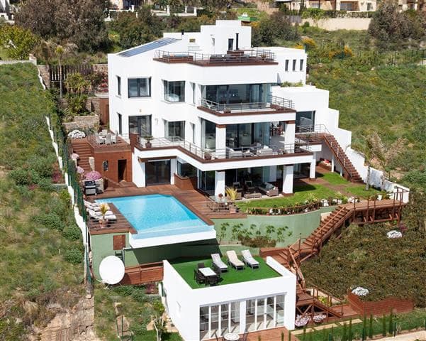 Detached Villa in La Duquesa — photo 1 of 10