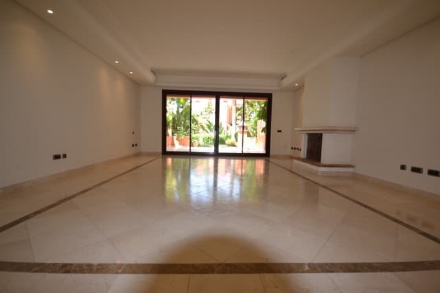 Semi-Detached House in The Golden Mile — photo 2 of 10