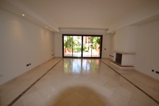 Semi-Detached House in The Golden Mile — photo 9 of 10