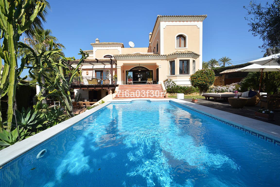 Detached Villa in Nueva Andalucía — photo 1 of 10