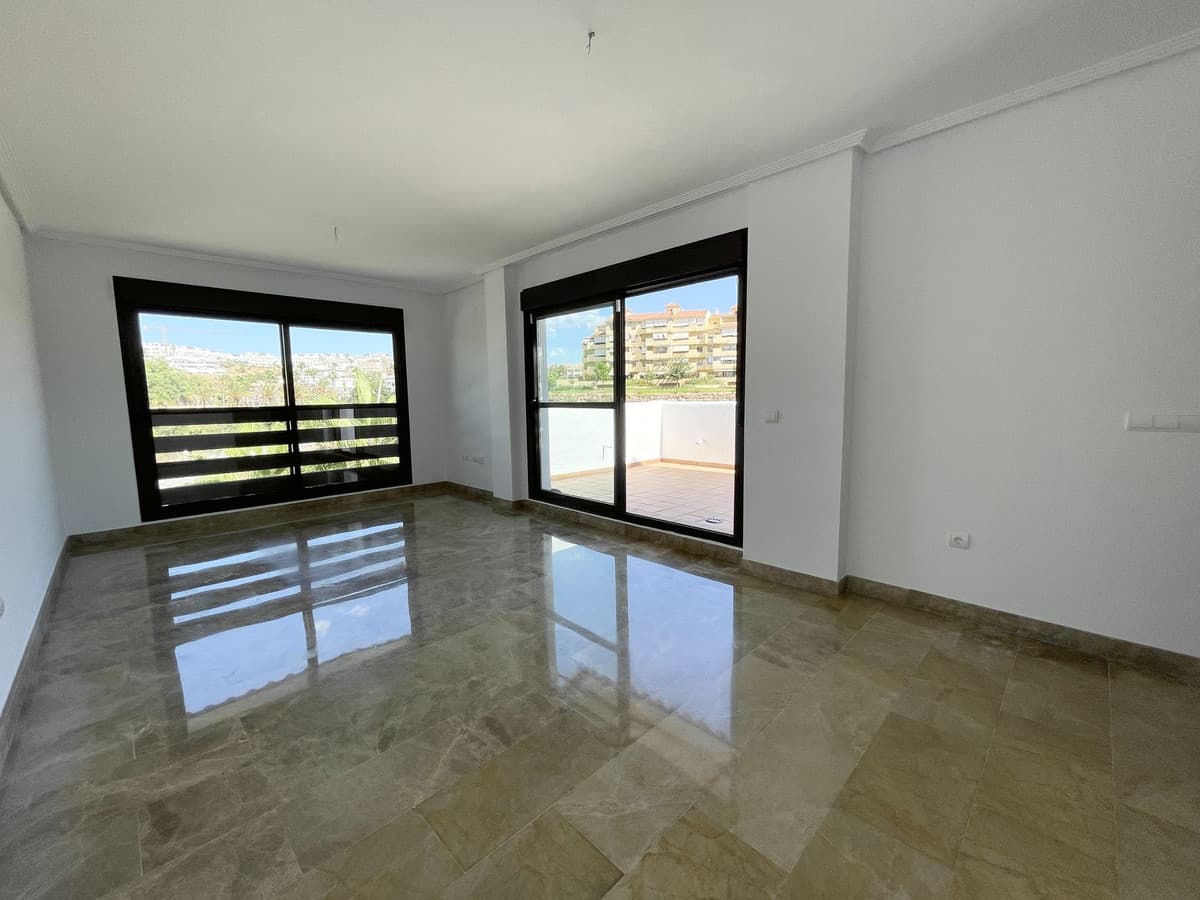 Middle Floor Apartment in New Golden Mile — photo 8 of 10