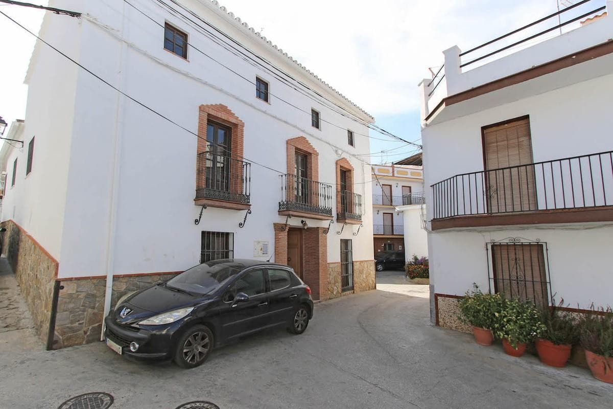 Townhouse in Guaro — photo 1 of 10
