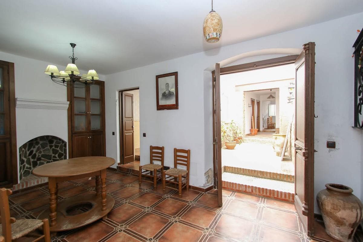 Townhouse in Guaro — photo 4 of 10