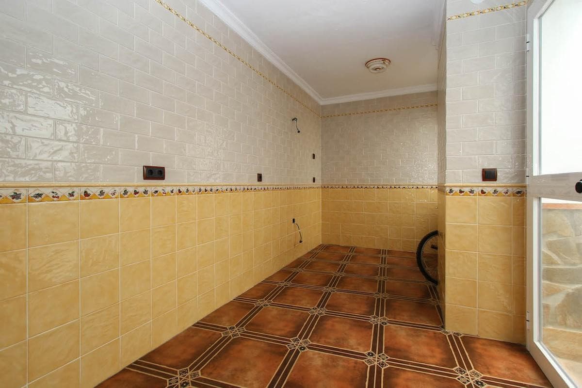 Townhouse in Guaro — photo 8 of 10