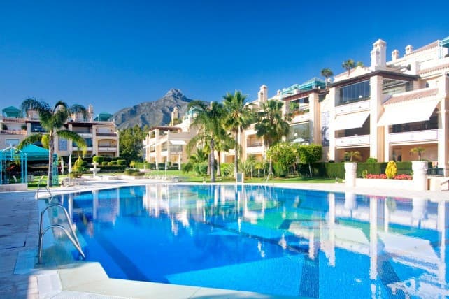 Middle Floor Apartment in Marbella — photo 1 of 10