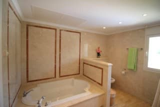 Middle Floor Apartment in Marbella — photo 7 of 10