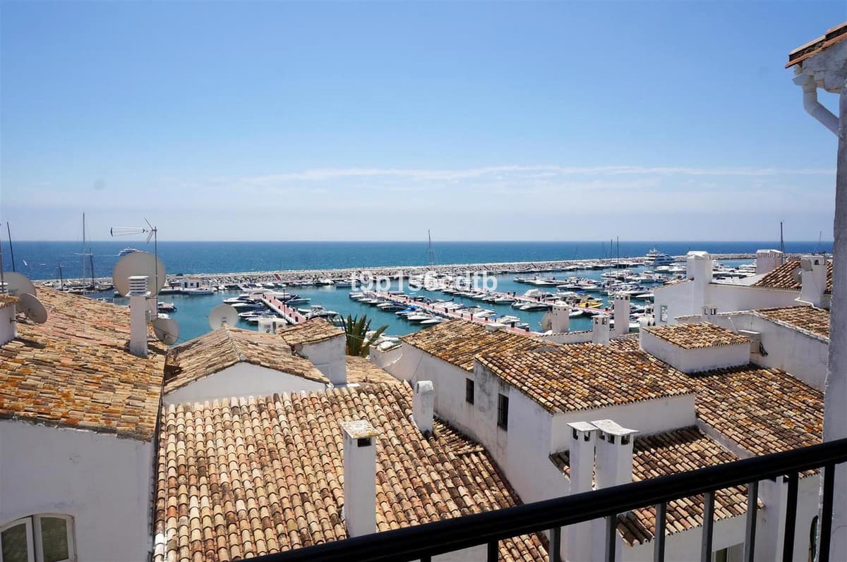 Middle Floor Apartment in Puerto Banús — photo 1 of 10