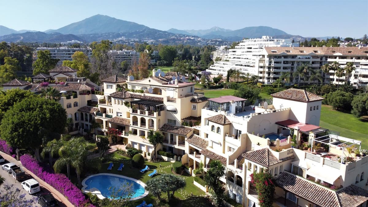 Penthouse in Guadalmina Alta — photo 1 of 10