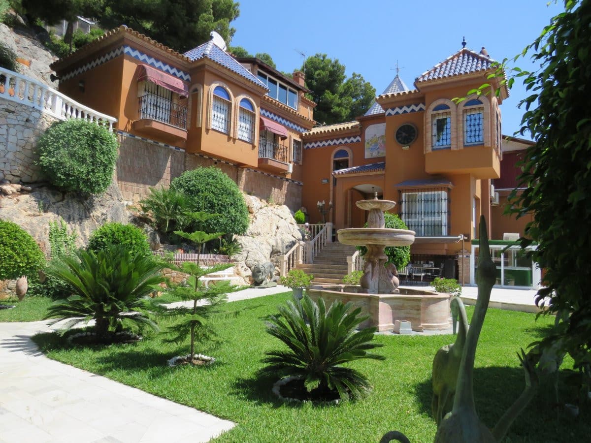 Detached Villa in Málaga — photo 1 of 10