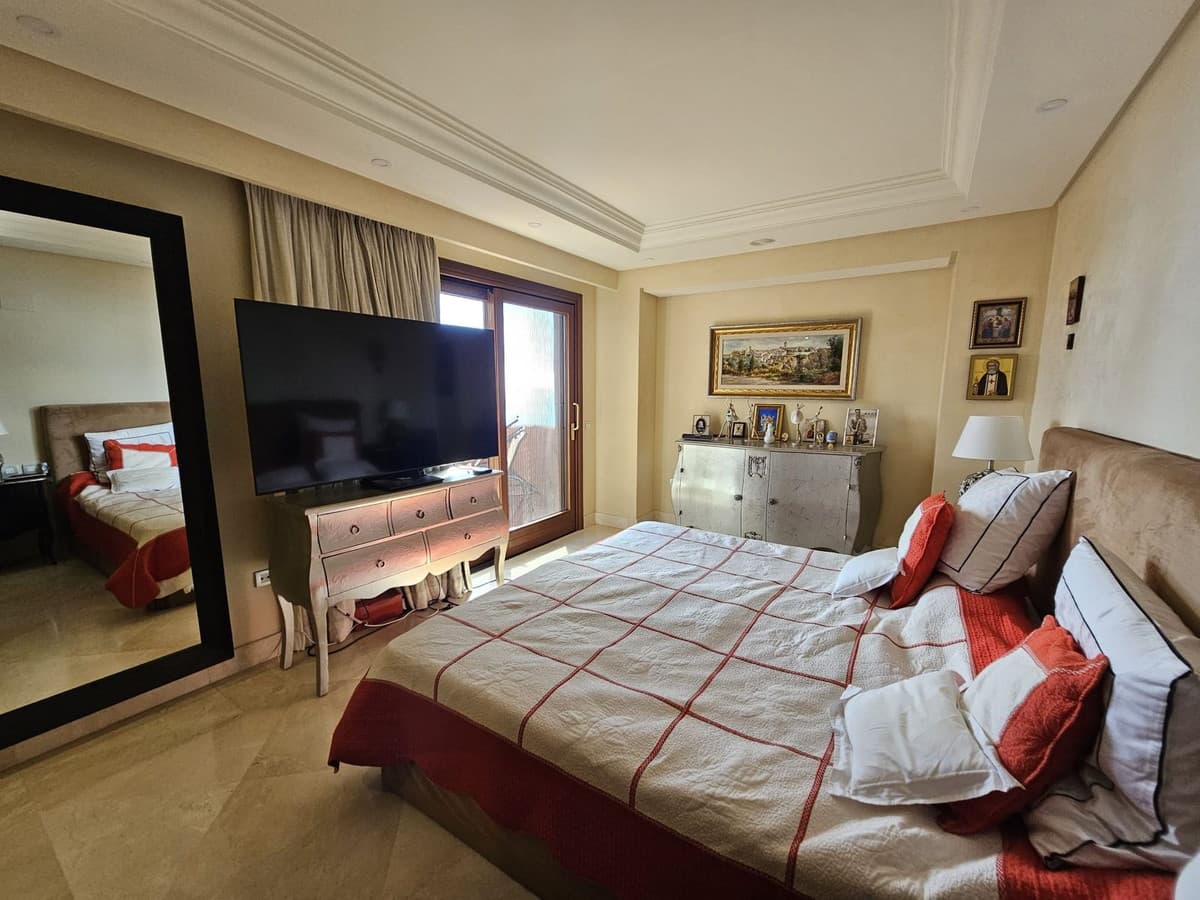 Middle Floor Apartment in Estepona — photo 9 of 10