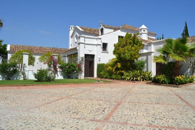 Detached Villa in Guadalmina Baja — photo 1 of 10