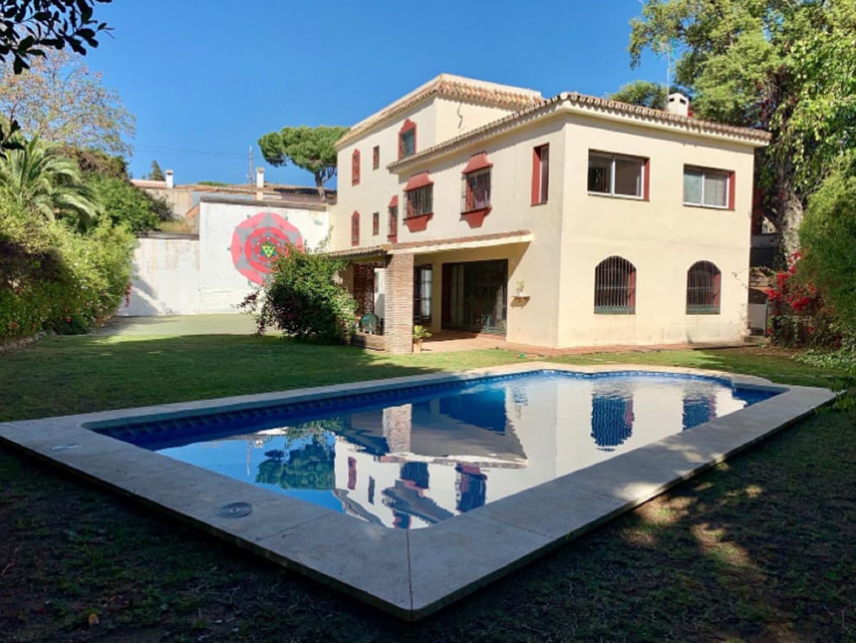 Detached Villa in Elviria — photo 1 of 10