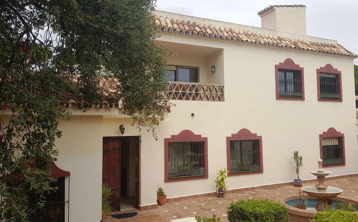 Detached Villa in Elviria — photo 2 of 10