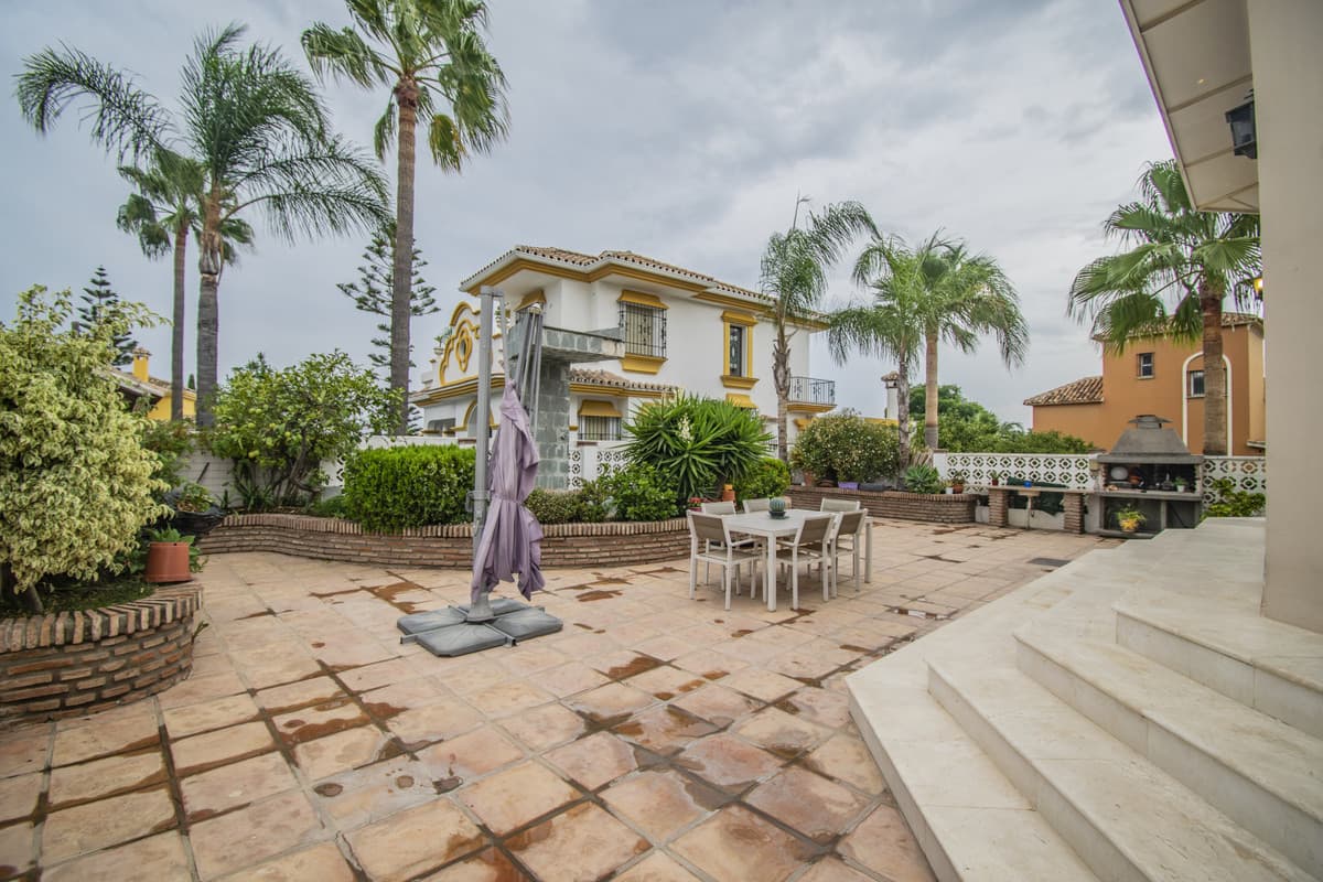 Detached Villa in San Pedro de Alcántara — photo 1 of 10