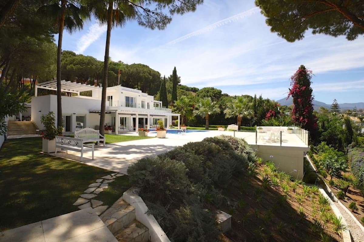 Detached Villa in Las Brisas — photo 1 of 10