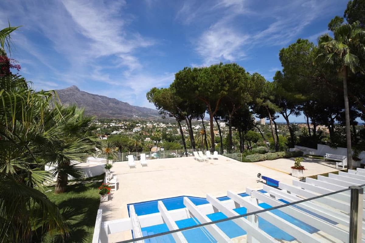 Detached Villa in Las Brisas — photo 2 of 10