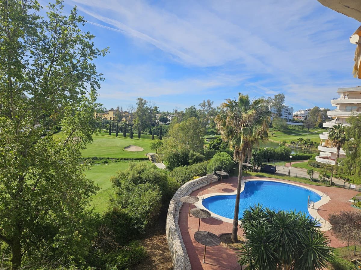 Middle Floor Apartment in Guadalmina Alta — photo 1 of 10