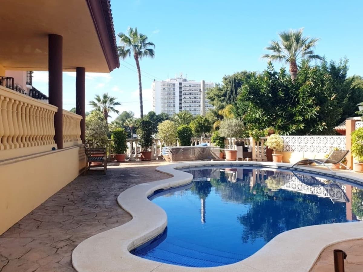 Detached Villa in Nueva Andalucía — photo 1 of 10