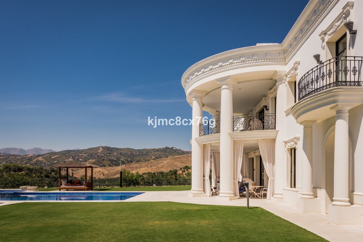 Detached Villa in Hacienda Las Chapas — photo 2 of 10