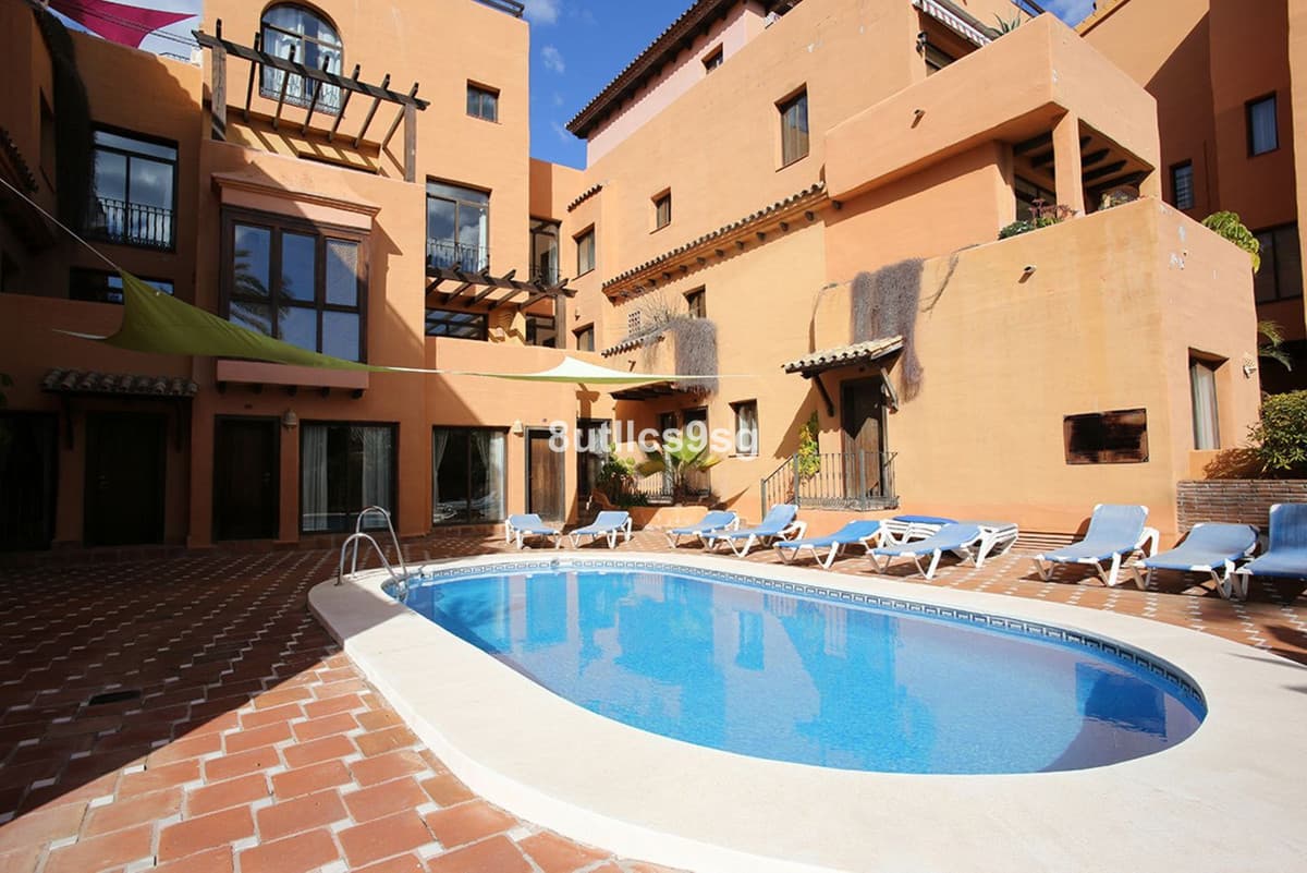 Middle Floor Apartment in Estepona — photo 1 of 10