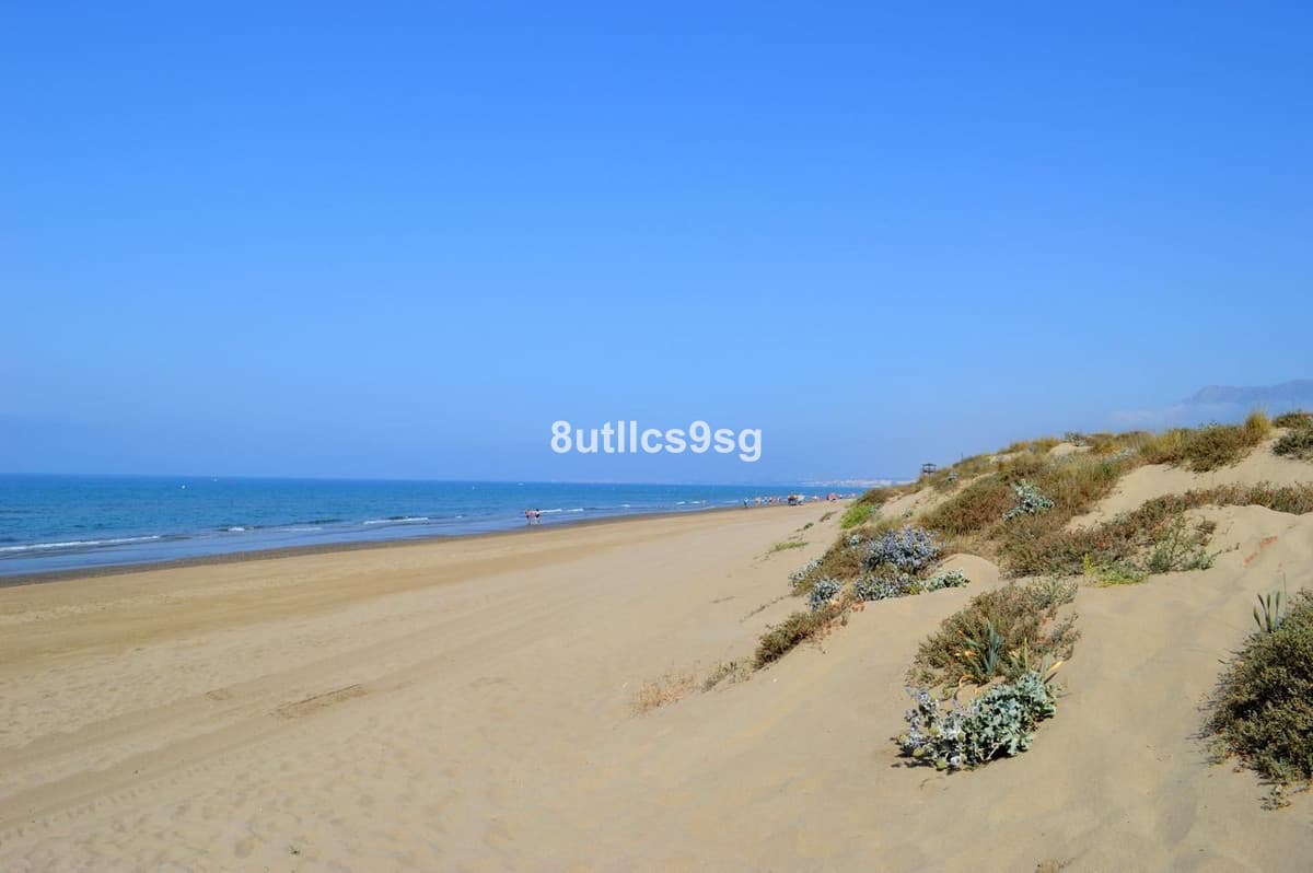 Middle Floor Apartment in Estepona — photo 4 of 10