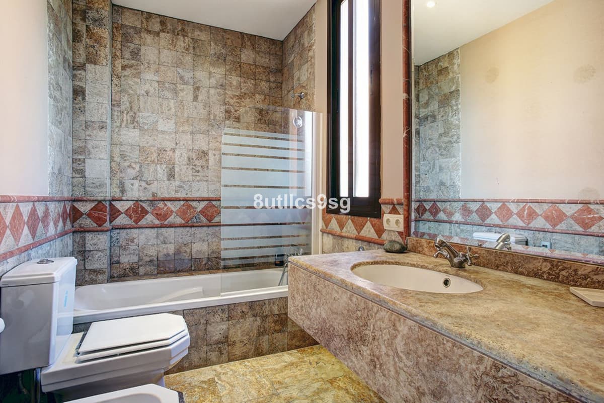 Middle Floor Apartment in Estepona — photo 8 of 10