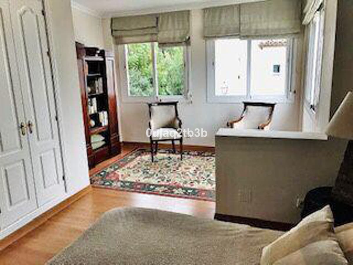 Middle Floor Apartment in New Golden Mile — photo 5 of 10