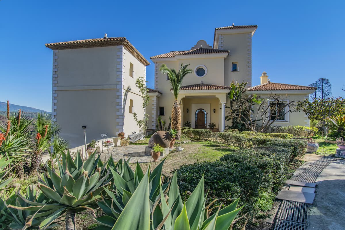 Detached Villa in Estepona — photo 1 of 10