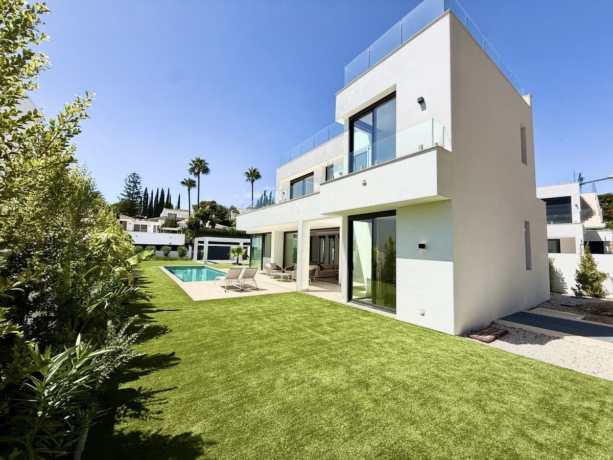 Detached Villa in New Golden Mile — photo 3 of 10