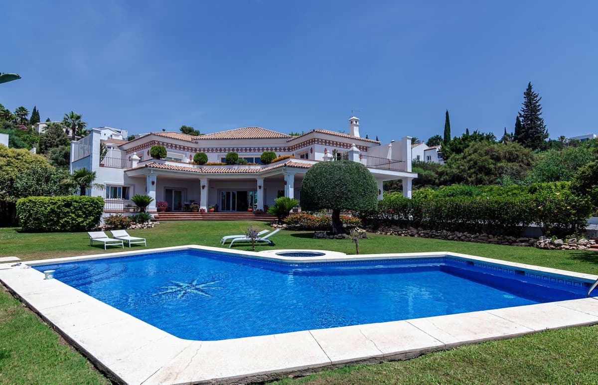 Detached Villa in Benahavís — photo 1 of 10