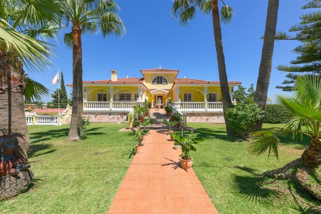 Detached Villa in Alhaurín de la Torre — photo 1 of 10