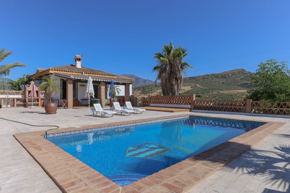 Detached Villa in Guaro — photo 2 of 10