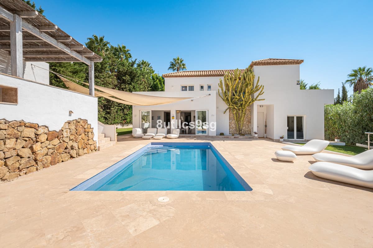 Detached Villa in Nueva Andalucía — photo 1 of 10