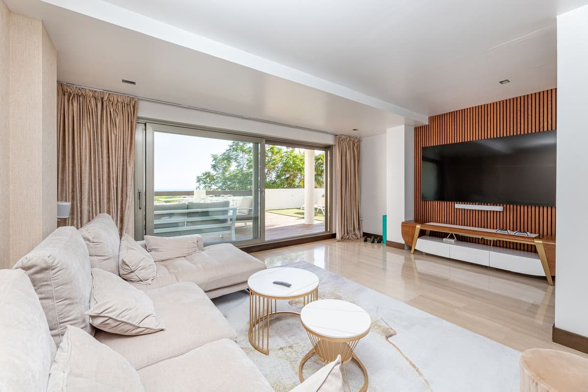 Middle Floor Apartment in Benahavís — photo 1 of 10