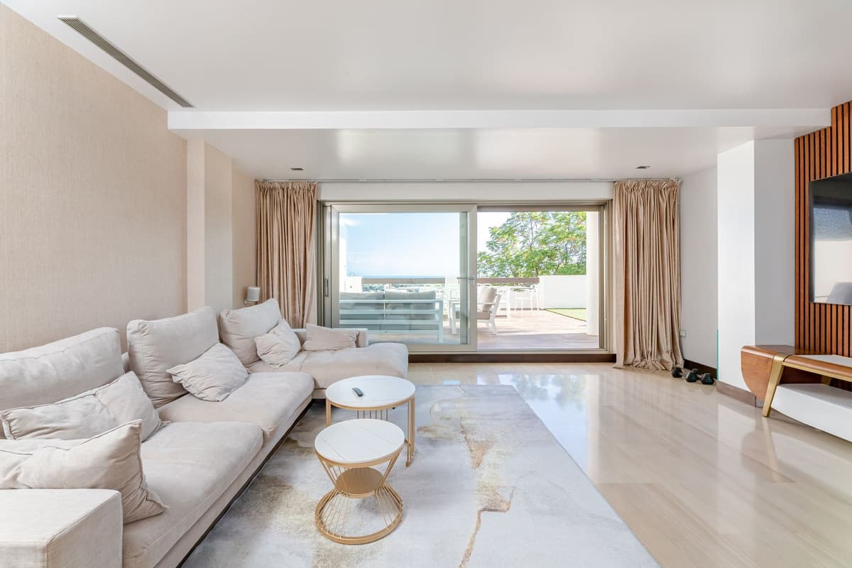 Middle Floor Apartment in Benahavís — photo 2 of 10