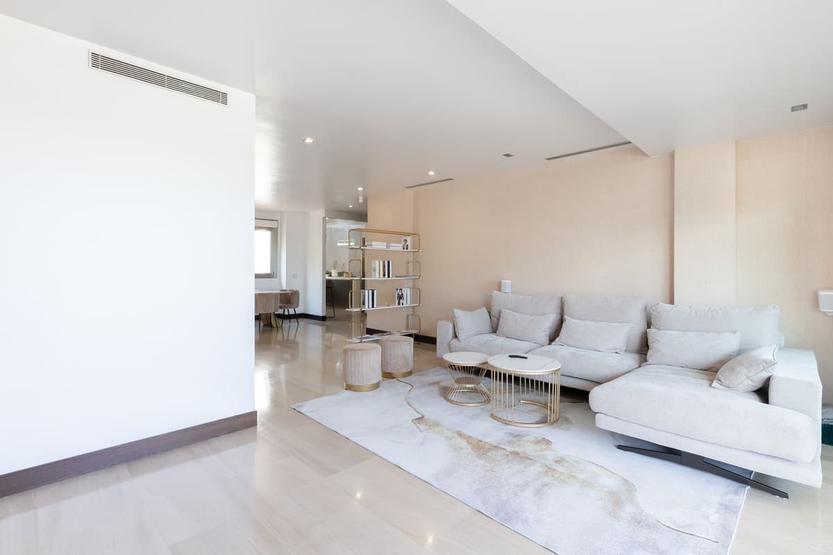 Middle Floor Apartment in Benahavís — photo 3 of 10