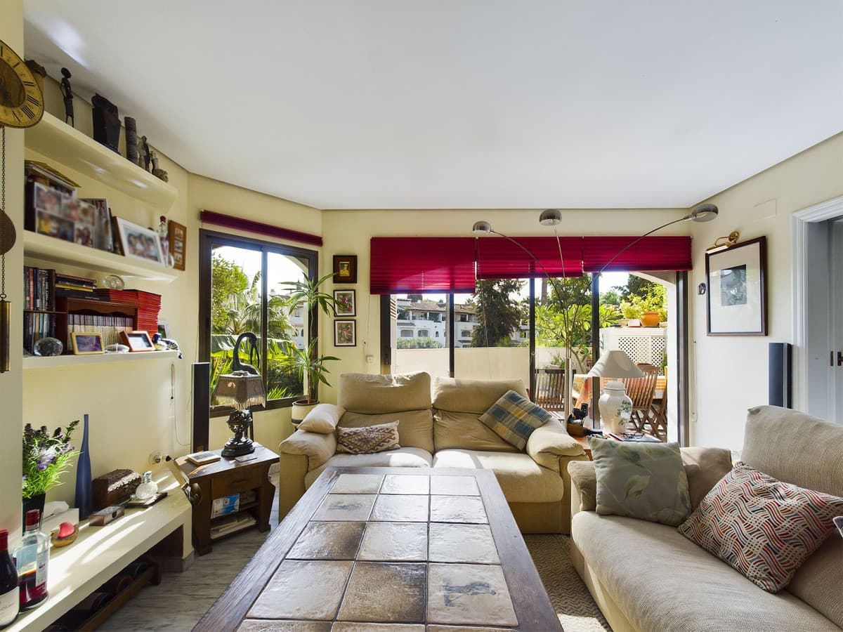 Middle Floor Apartment in Elviria — photo 5 of 10