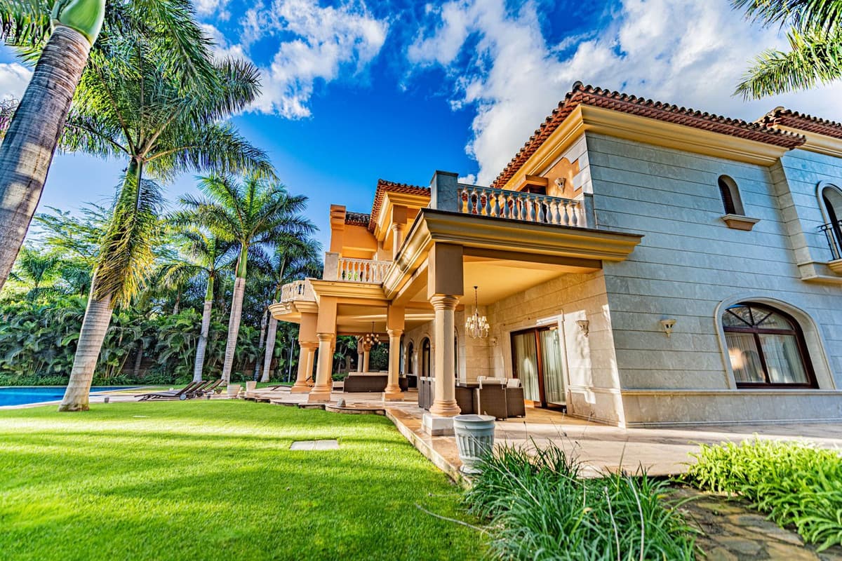 Detached Villa in Guadalmina Baja — photo 1 of 10