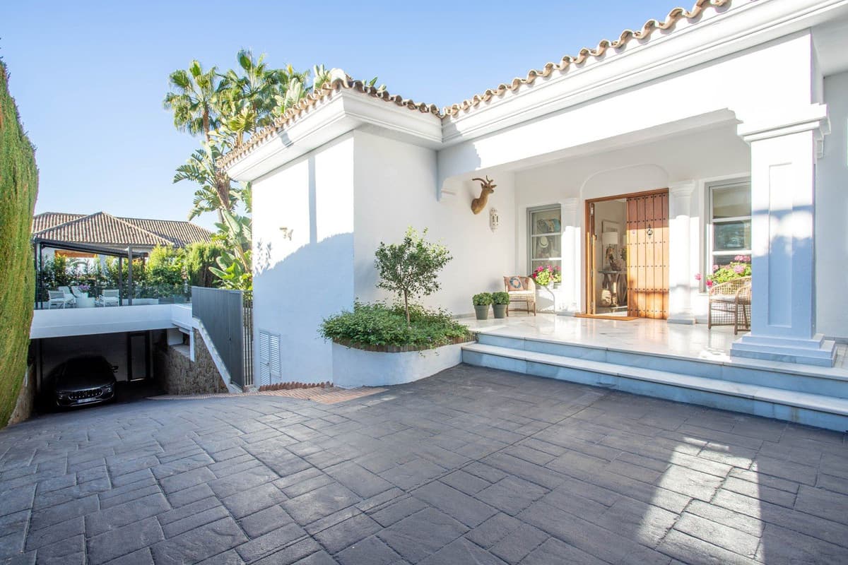 Detached Villa in Sierra Blanca — photo 2 of 10