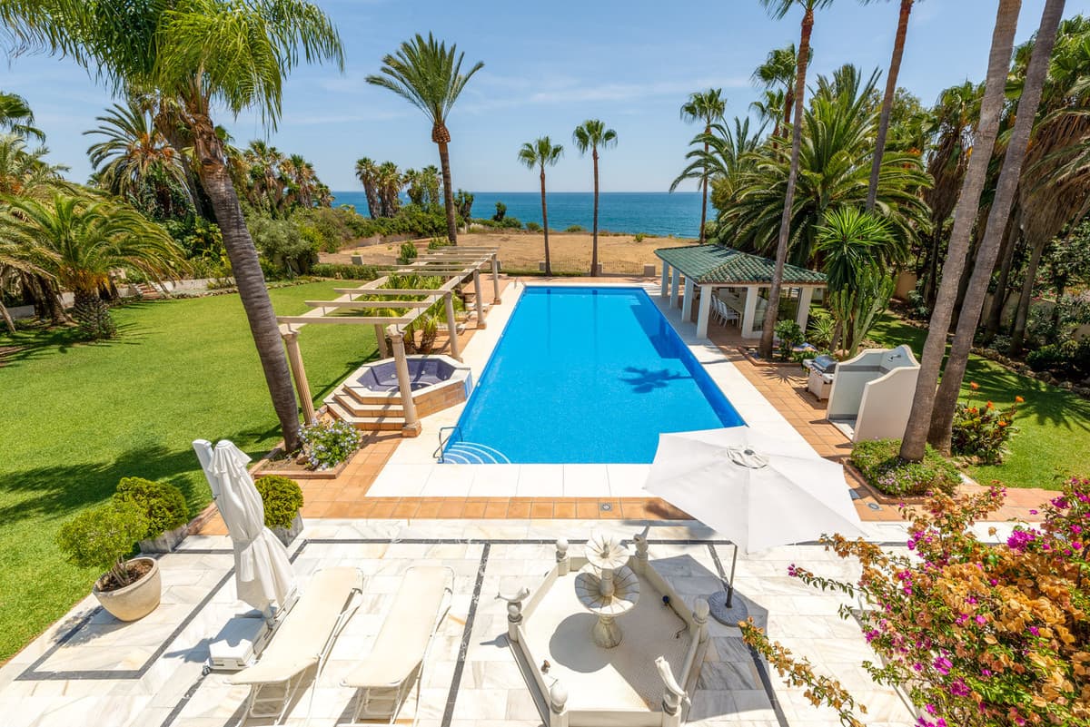 Detached Villa in Estepona — photo 1 of 10