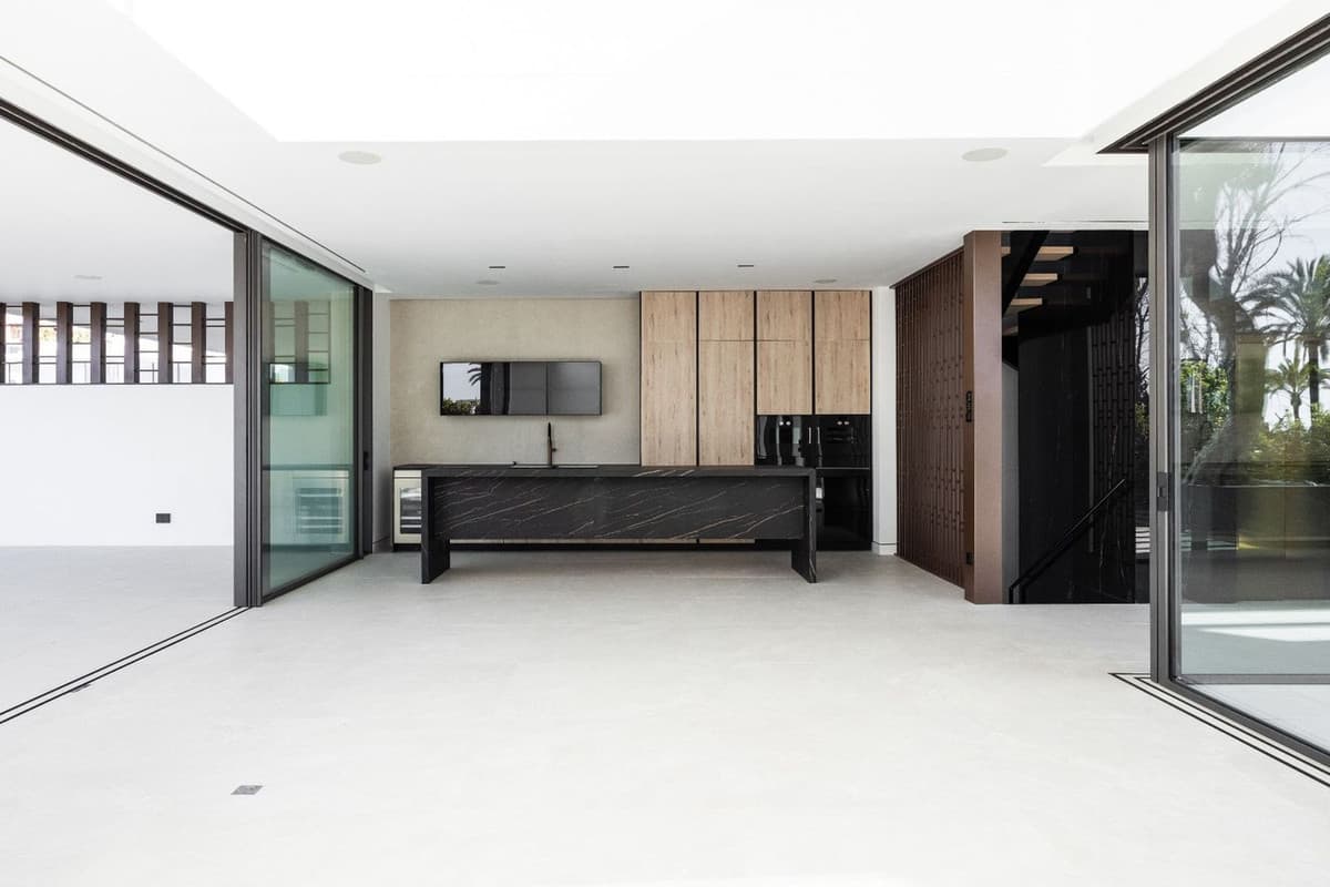 Semi-Detached House in The Golden Mile — photo 3 of 10