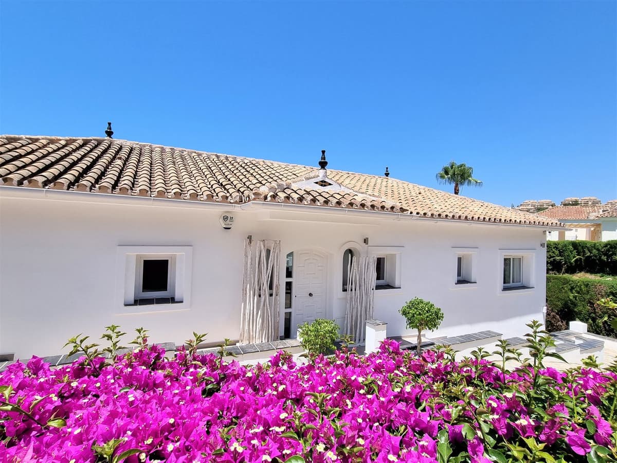Detached Villa in Elviria — photo 1 of 10