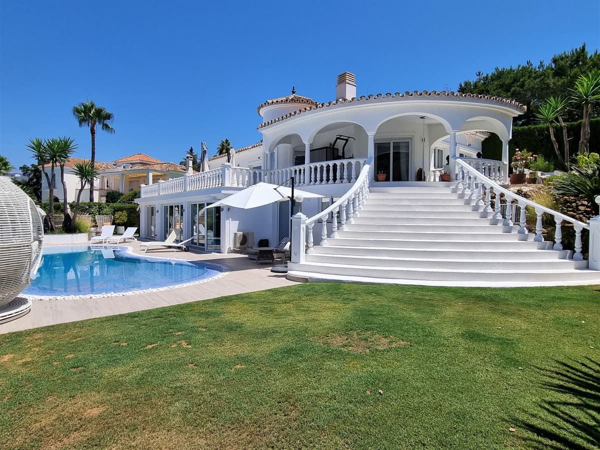 Detached Villa in Elviria — photo 2 of 10