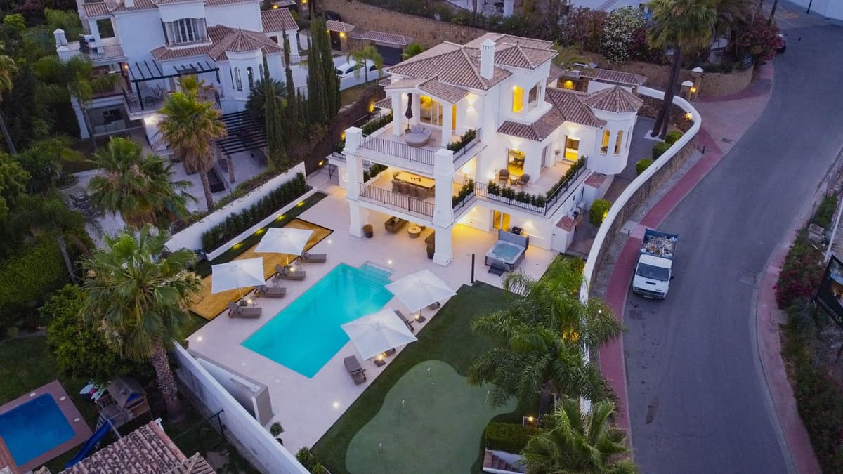 Detached Villa in Nueva Andalucía — photo 1 of 10