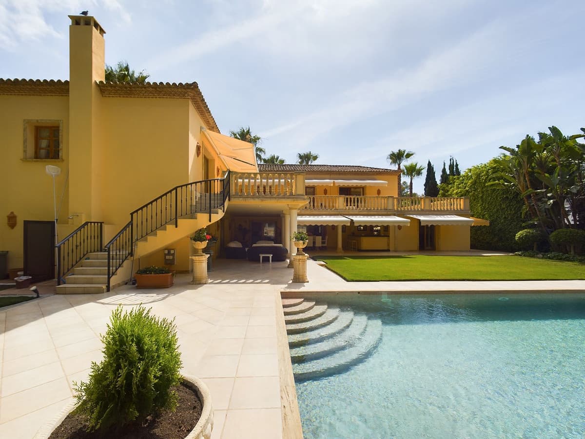 Detached Villa in Nueva Andalucía — photo 1 of 10