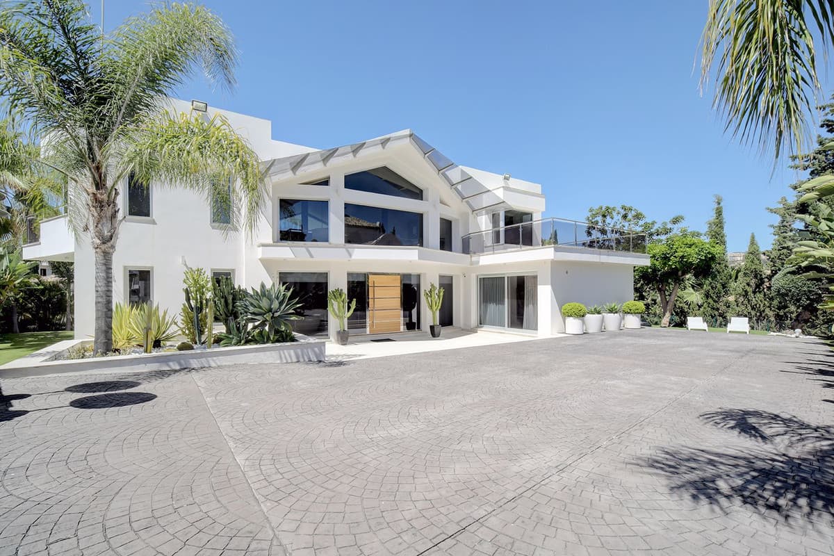 Detached Villa in Nueva Andalucía — photo 1 of 10