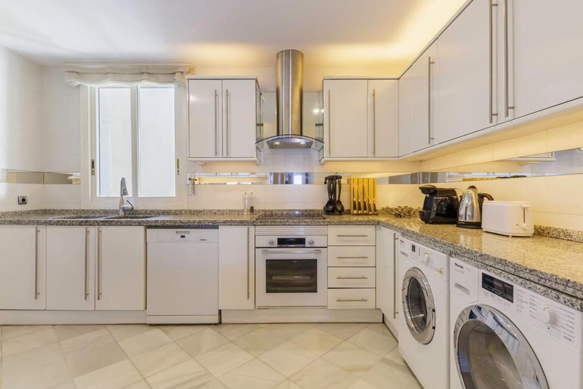 Middle Floor Apartment in Puerto Banús — photo 8 of 10